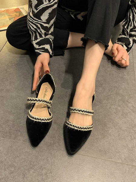 Jauns sieviešu smailo apavu modelis ar izgriezumu - melnā krāsā