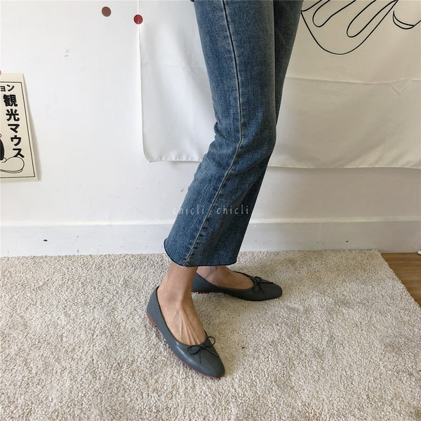 Ikdienas sieviešu ādas apavi ar lenti - plakana zole