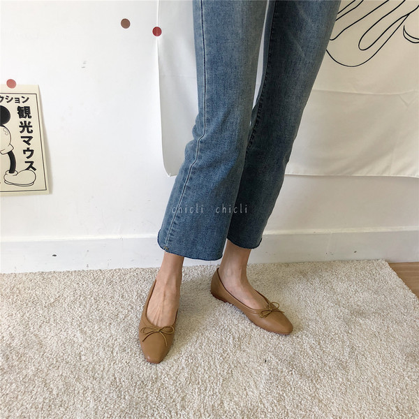 Ikdienas sieviešu ādas apavi ar lenti - plakana zole