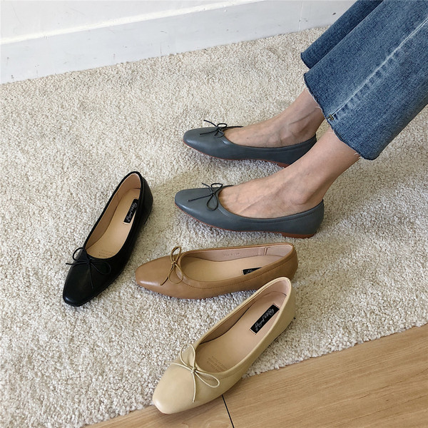 Ikdienas sieviešu ādas apavi ar lenti - plakana zole