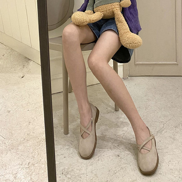 Ikdienas noapaļotas kurpes no eko zamšādas ar krusteniskām siksnām