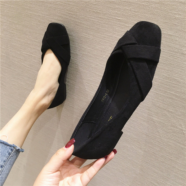 Sieviešu ikdienas apavu vienkāršs modelis ar kvadrātveida formu