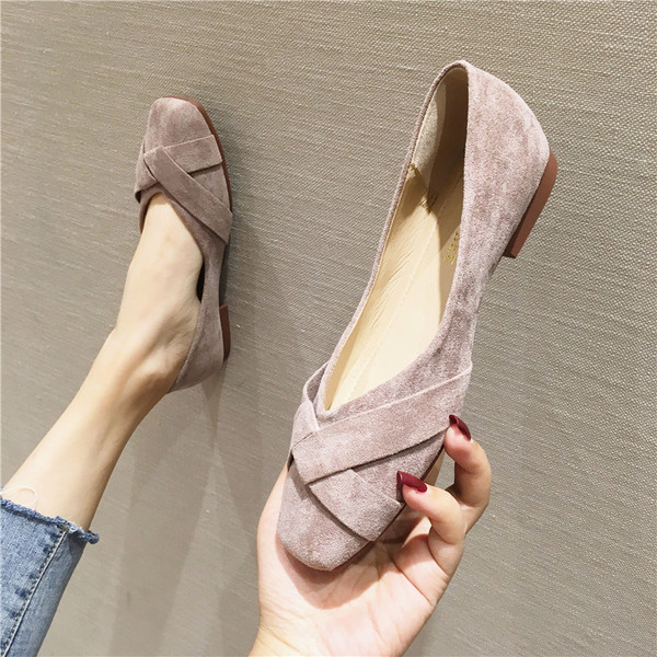 Sieviešu ikdienas apavu vienkāršs modelis ar kvadrātveida formu