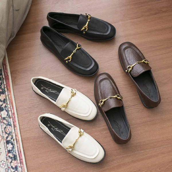 Ikdienas ādas mokasīni ar metāla apdari