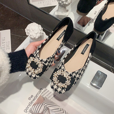 Νέο μοντέλο γυναικεία παπούτσι  με διακομητικές  πέτρες και πέλες σε δύο χρώματα