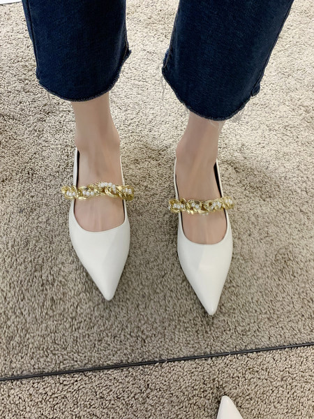 Pantofi moderni de dama ascutit din piele artificiala cu element metalic si perle