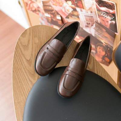 Ikdienas ādas mokasīnu vienkrāsains modelis