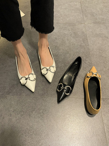 Модерни кожени дамски обувки с метални елементи 