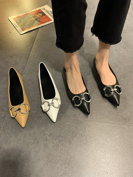 Modernas sieviešu ādas apavi ar metāla elementiem