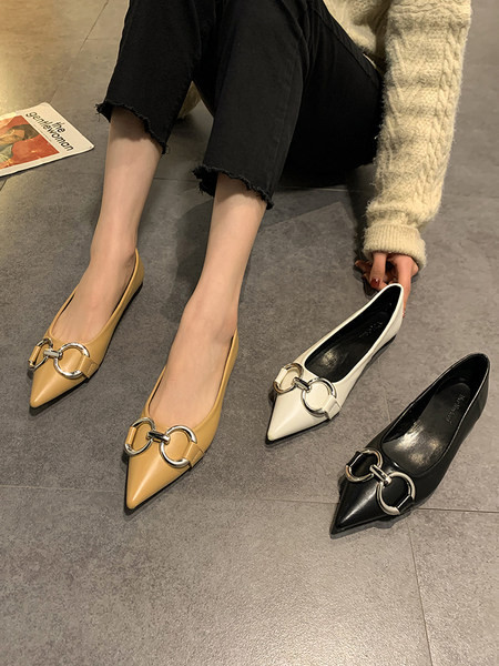 Modernas sieviešu ādas apavi ar metāla elementiem