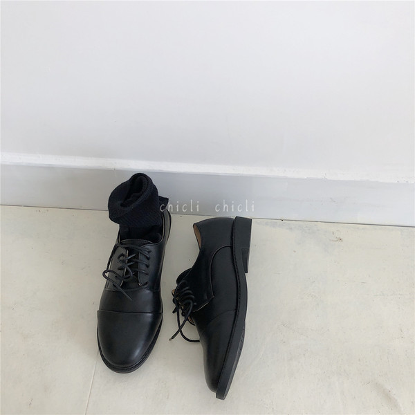 Ikdienas sieviešu ādas apavi ar mežģīnēm-retro stilā