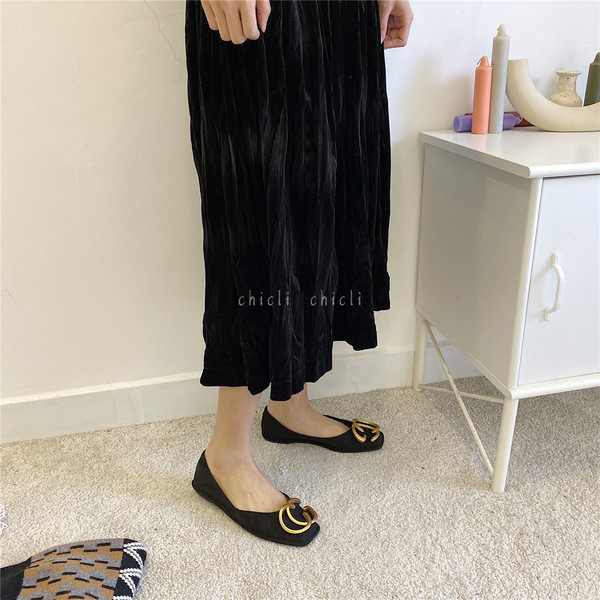 Mūsdienīgi sieviešu apavi no eko zamšādas ar metāla apdari