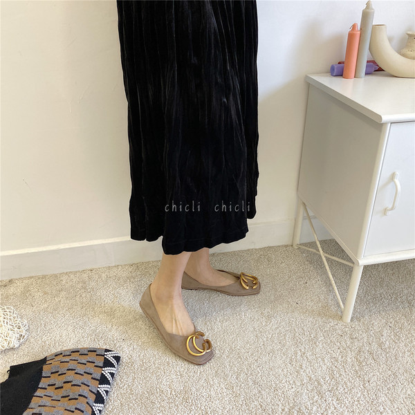 Mūsdienīgi sieviešu apavi no eko zamšādas ar metāla apdari