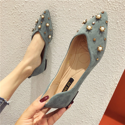 Sieviešu ikdienas apavu smails modelis ar kniedēm