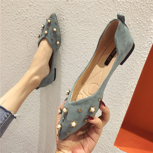 Sieviešu ikdienas apavu smails modelis ar kniedēm