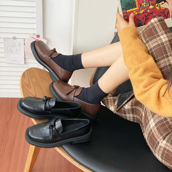 Ikdienas ādas mokasīni ar lentīti