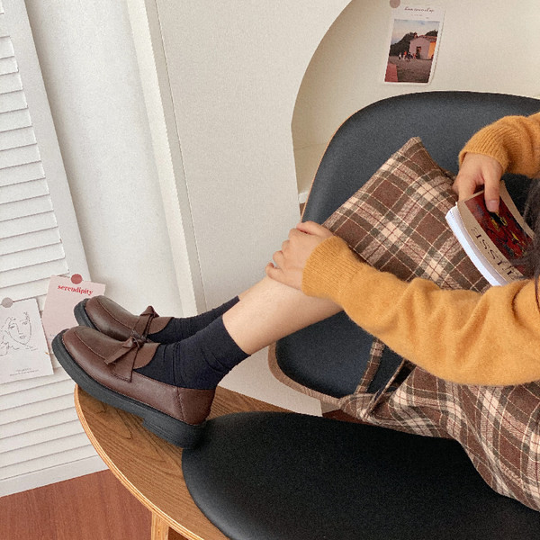 Ikdienas ādas mokasīni ar lentīti