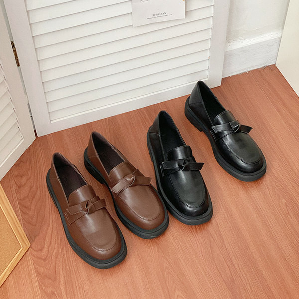 Ikdienas ādas mokasīni ar lentīti