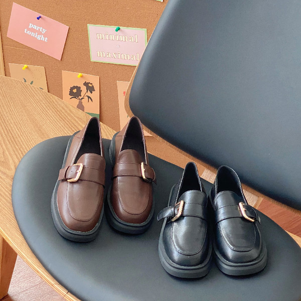 Ikdienas mokasīni ar lielu metāla sprādzi