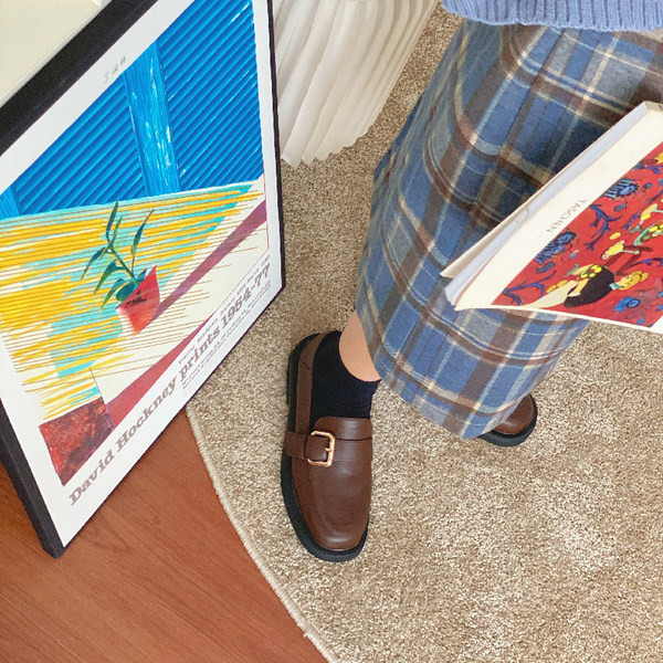 Ikdienas mokasīni ar lielu metāla sprādzi