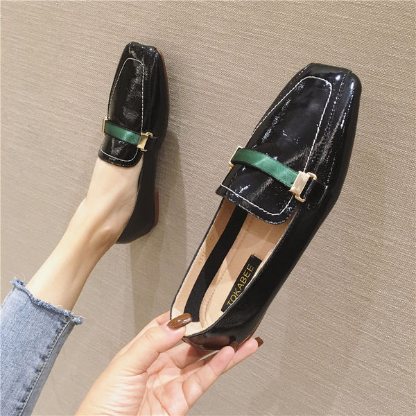 Jauns ādas sieviešu apavu modelis ar plakanu zoli