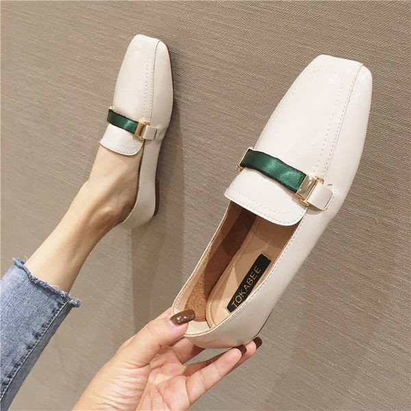 Jauns ādas sieviešu apavu modelis ar plakanu zoli