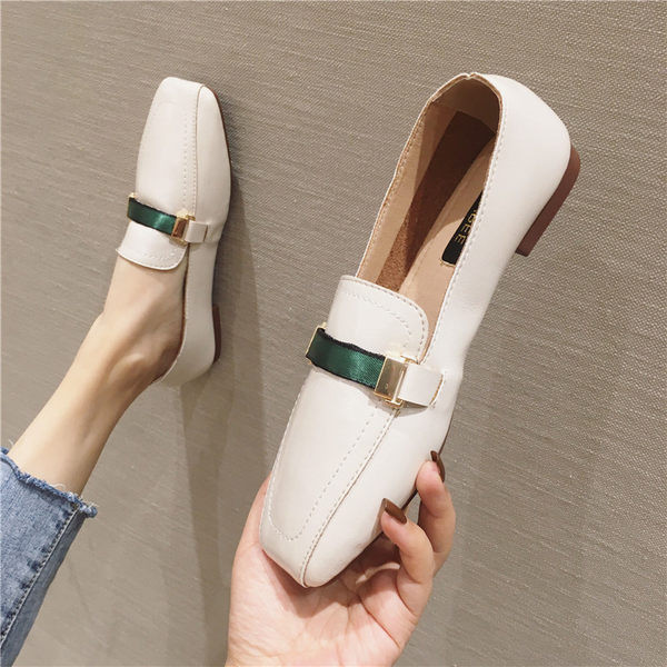 Jauns ādas sieviešu apavu modelis ar plakanu zoli