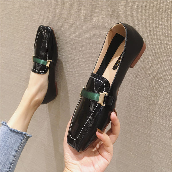 Jauns ādas sieviešu apavu modelis ar plakanu zoli