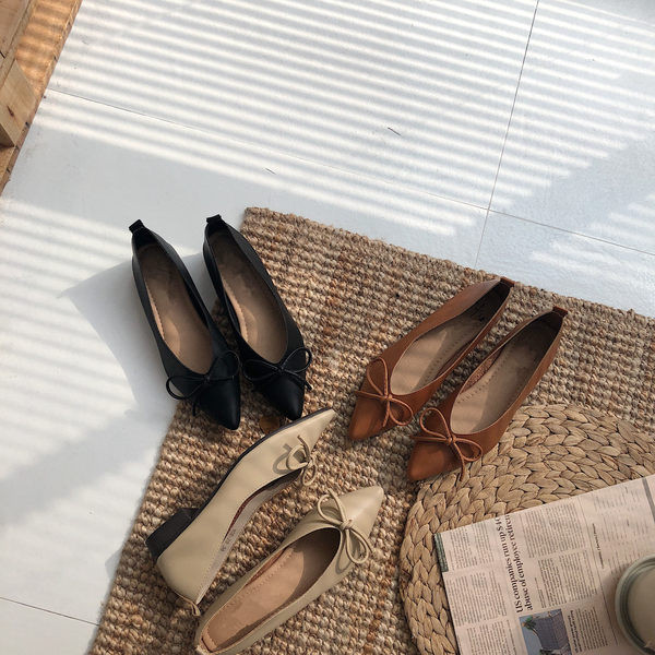 Modernas sieviešu smailas kurpes - ar lentīti