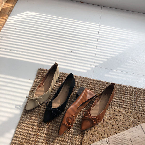 Modernas sieviešu smailas kurpes - ar lentīti