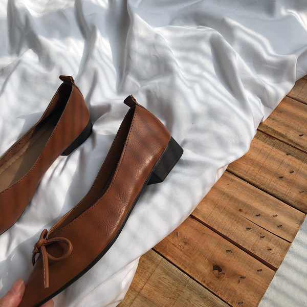 Modernas sieviešu smailas kurpes - ar lentīti