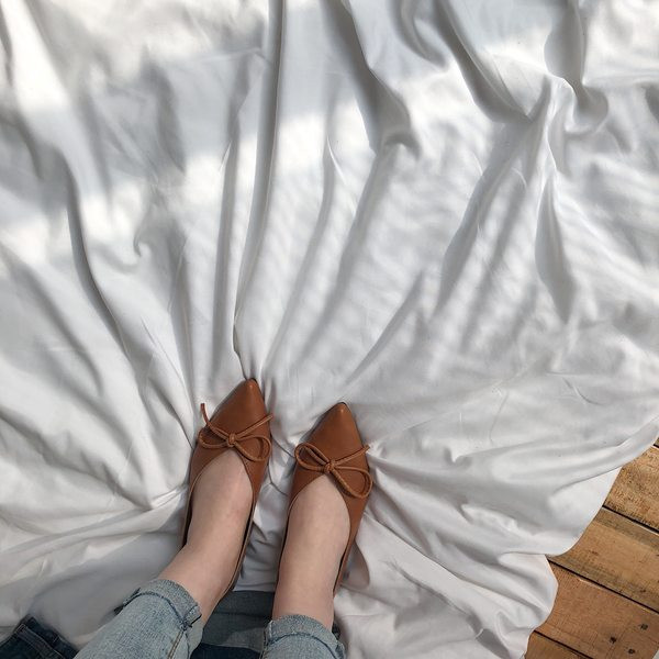 Modernas sieviešu smailas kurpes - ar lentīti