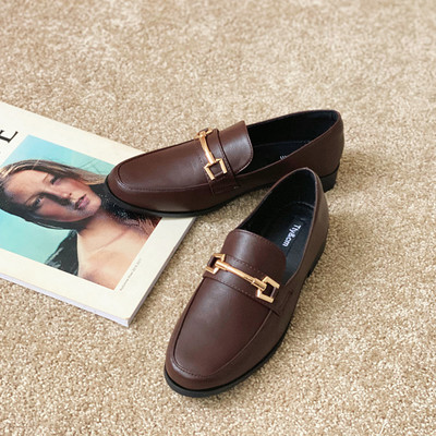 Jauns sieviešu ādas apavu modelis ar metāla elementu