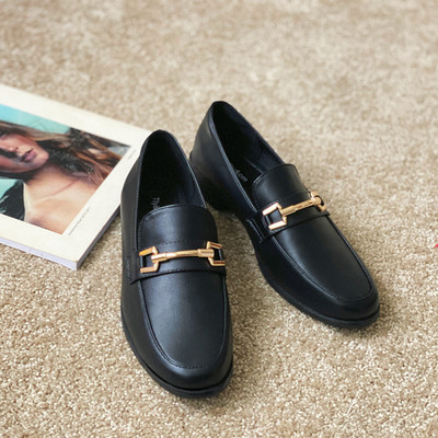 Jauns sieviešu ādas apavu modelis ar metāla elementu