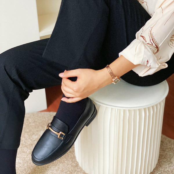 Jauns sieviešu ādas apavu modelis ar metāla elementu