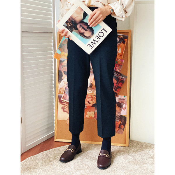 Jauns sieviešu ādas apavu modelis ar metāla elementu