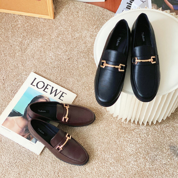 Jauns sieviešu ādas apavu modelis ar metāla elementu