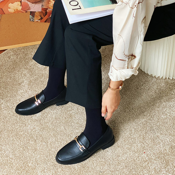 Jauns sieviešu ādas apavu modelis ar metāla elementu