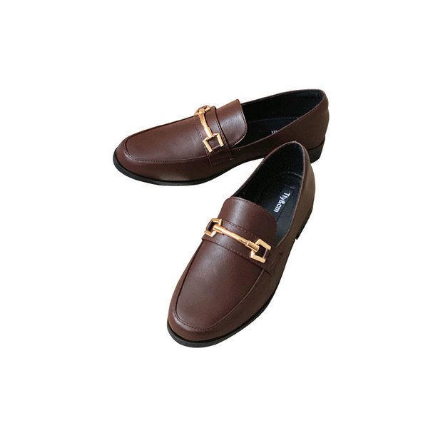 Jauns sieviešu ādas apavu modelis ar metāla elementu