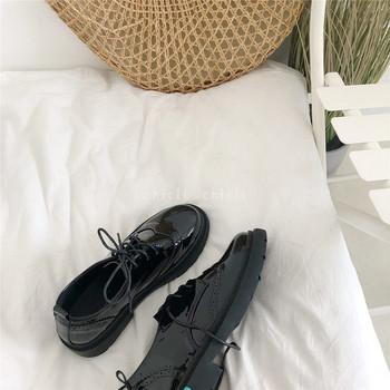 Модерни дамски лачени обувки с връзки-в черен цвят
