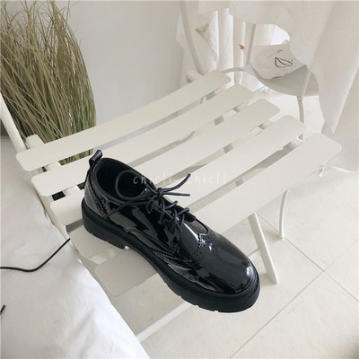 Modernas sieviešu lakādas kurpes ar šņorēm – melnā krāsā