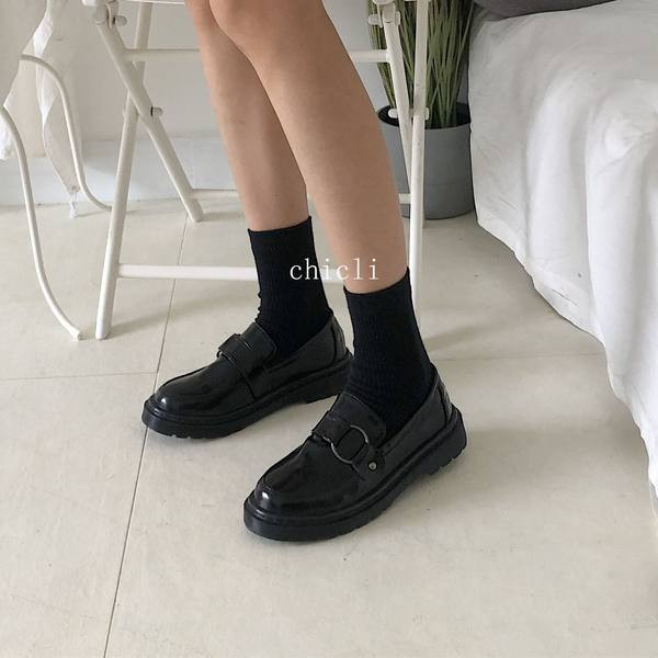 Mūsdienīgi pavasara apavi ar metāla apdari