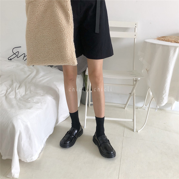 Mūsdienīgi pavasara apavi ar metāla apdari