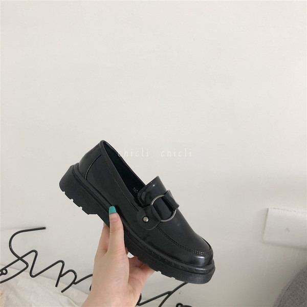 Mūsdienīgi pavasara apavi ar metāla apdari