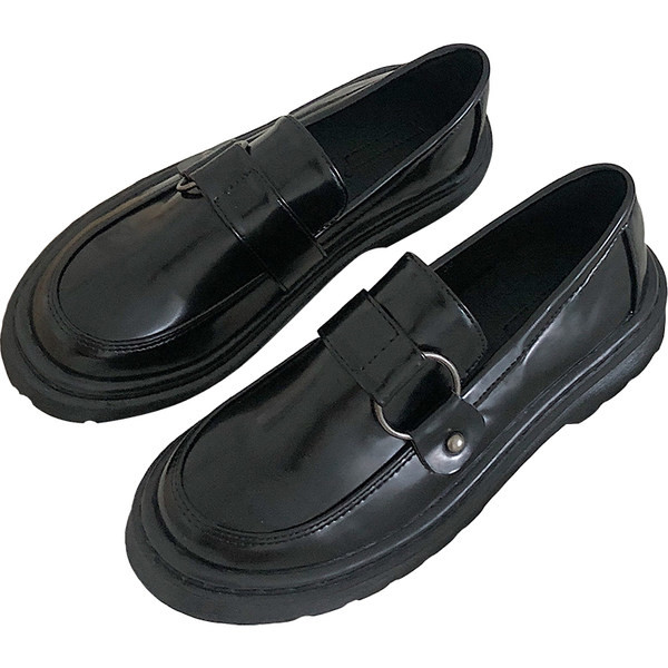 Mūsdienīgi pavasara apavi ar metāla apdari