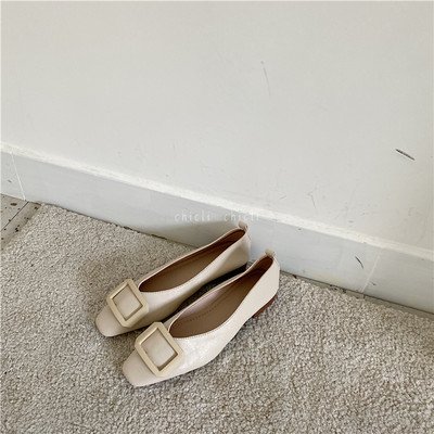 Sieviešu ikdienas apavi ar kvadrātveida sprādzi