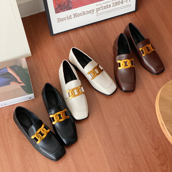 Pantofi casual de dama din piele cu catarama metalica si toc