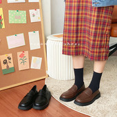 Jauns sieviešu mākslīgās ādas apavu modelis melnā un brūnā krāsā