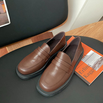 Jauns sieviešu mākslīgās ādas apavu modelis melnā un brūnā krāsā