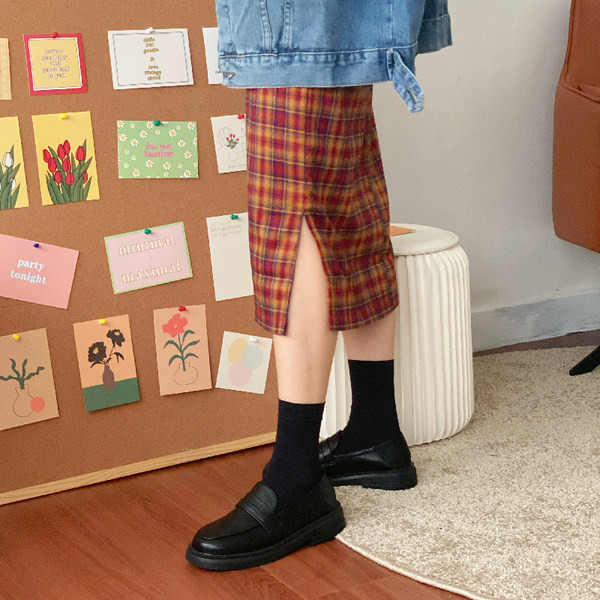 Jauns sieviešu mākslīgās ādas apavu modelis melnā un brūnā krāsā